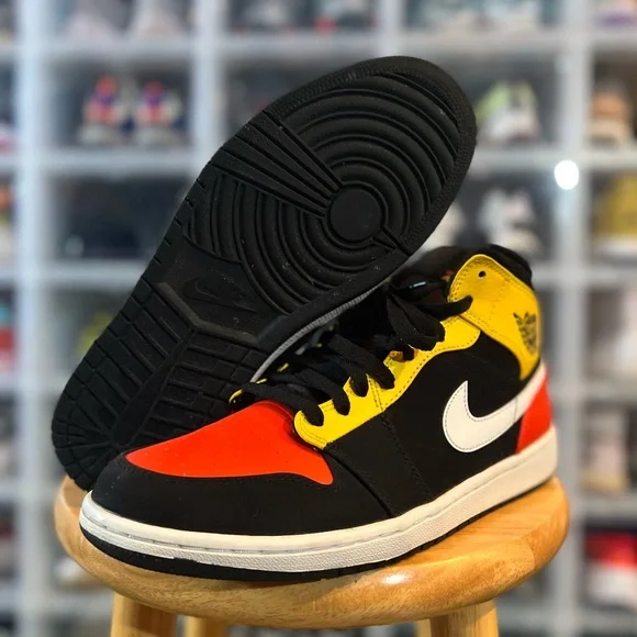 Jordan 1 Retro Black Amarillo